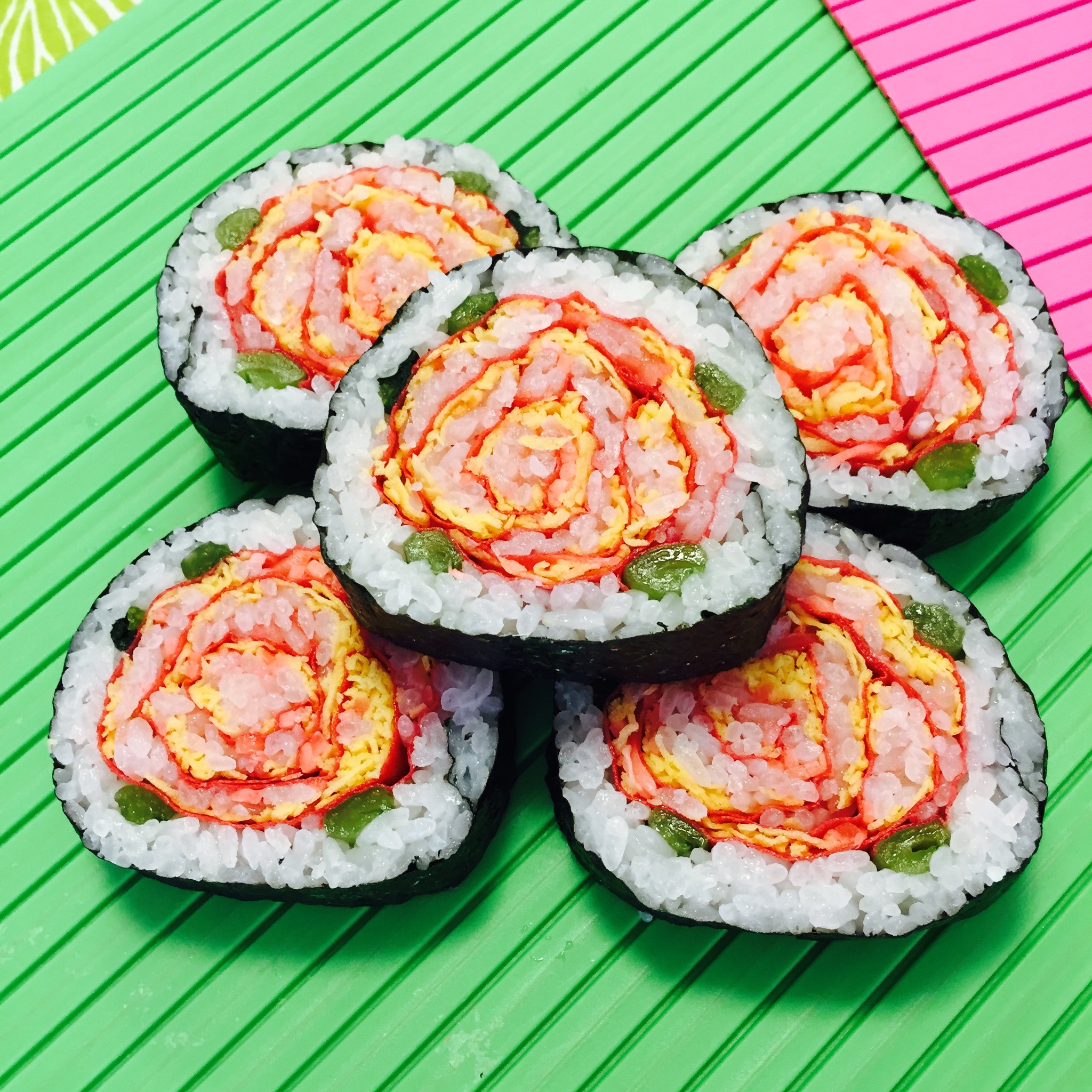 彩りきれいなバラのデコ巻き寿司を作ろう 16年5月24日 開催 日本デコずし協会マイスター 花巻子のデコずし教室 奈良県生駒市 の16年5月レッスン情報 料理教室検索サイト クスパ