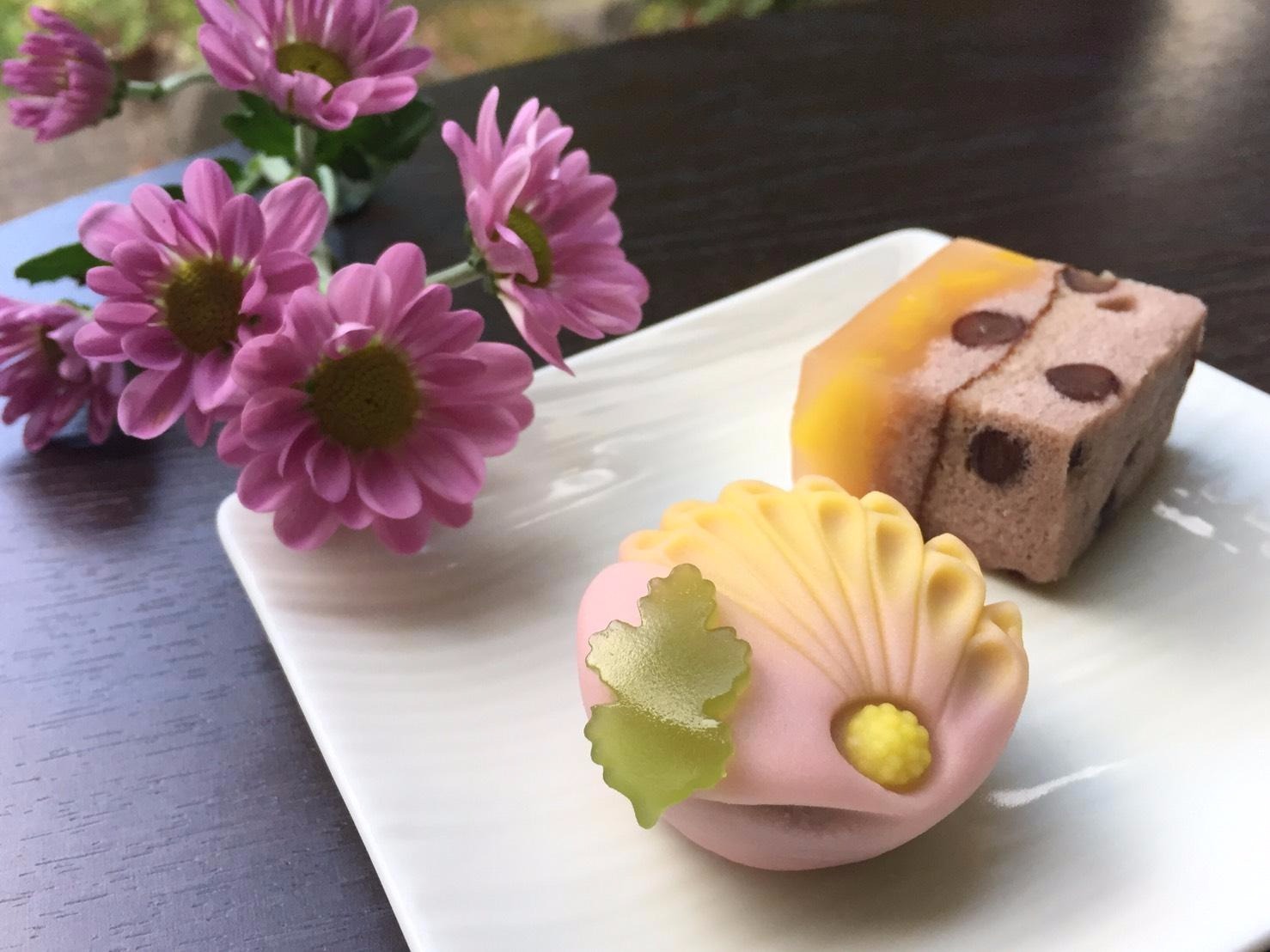 煉り切りで作る菊花 千代見草 と浮島と栗羊羹の 秋山路 17年10月31日 開催 和菓子教室 和み庵 本町 大阪府大阪市西区 の17年10月レッスン情報 料理教室検索サイト クスパ