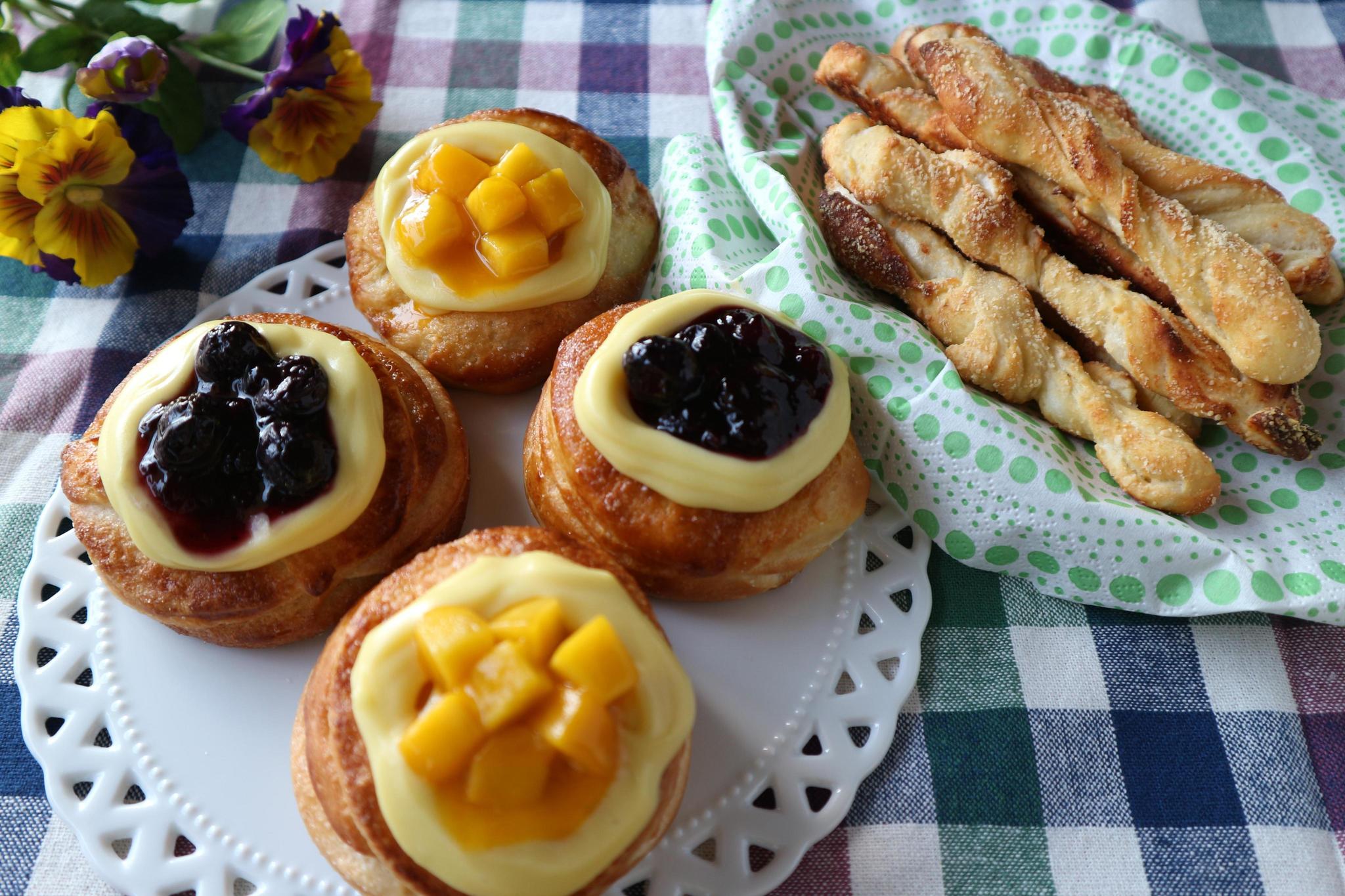 夏の旬フルーツを飾る簡単デニッシュパン＆チーズツイスト