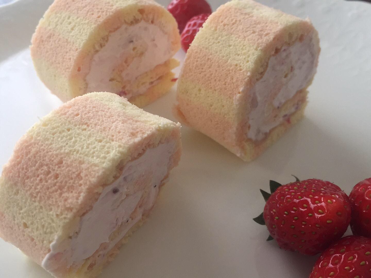 いちごクリームで作る ストライプロールケーキ 開催 J Recipe 東京都目黒区 の21年1月レッスン情報 料理教室検索サイト クスパ