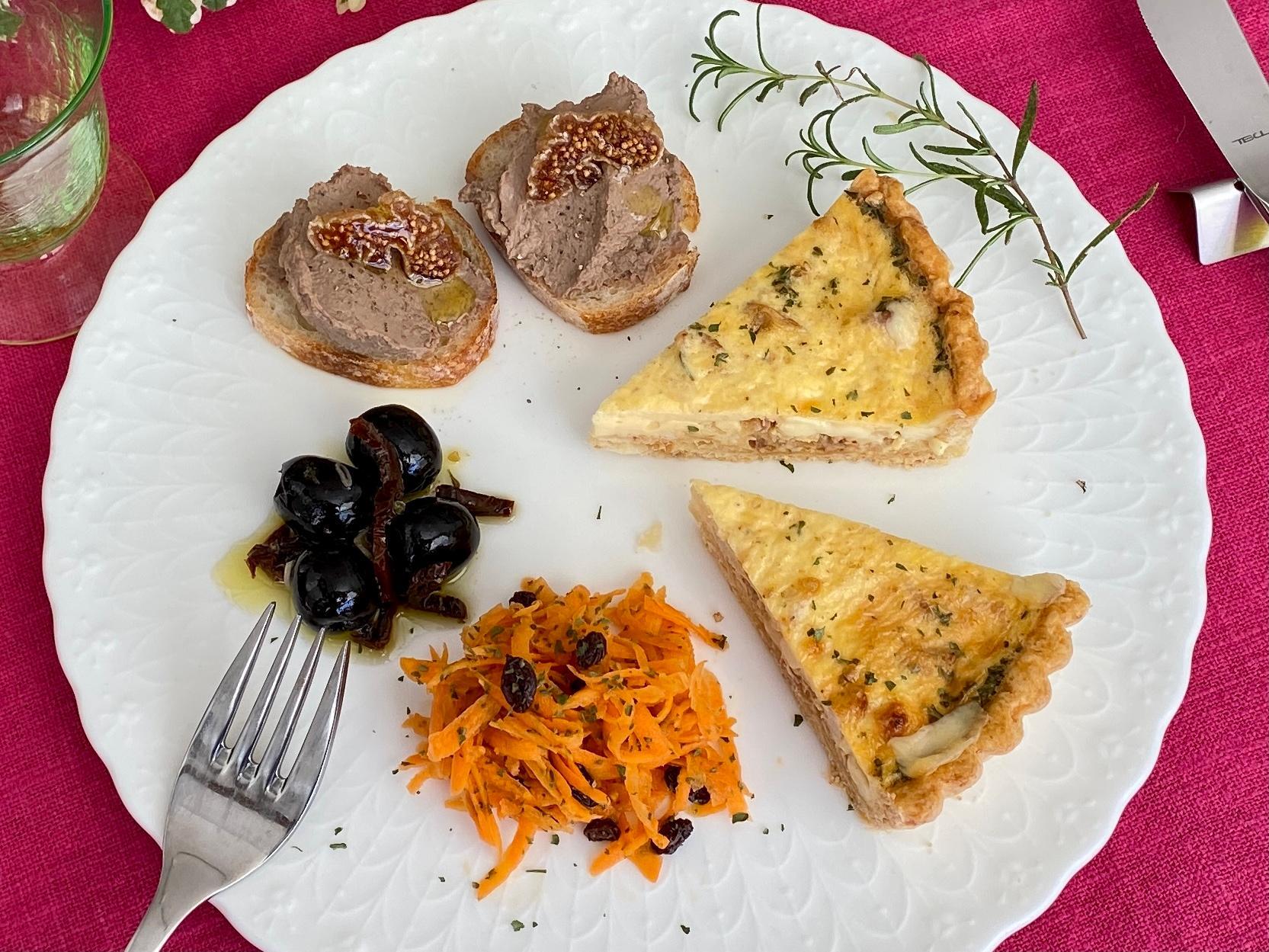 『フレンチの定番前菜4種・玉ねぎとベーコンのキッシュ・キャロットラペ・レバーペースト・オリーブのハーブマリネ』 (2023年1月29日 ...