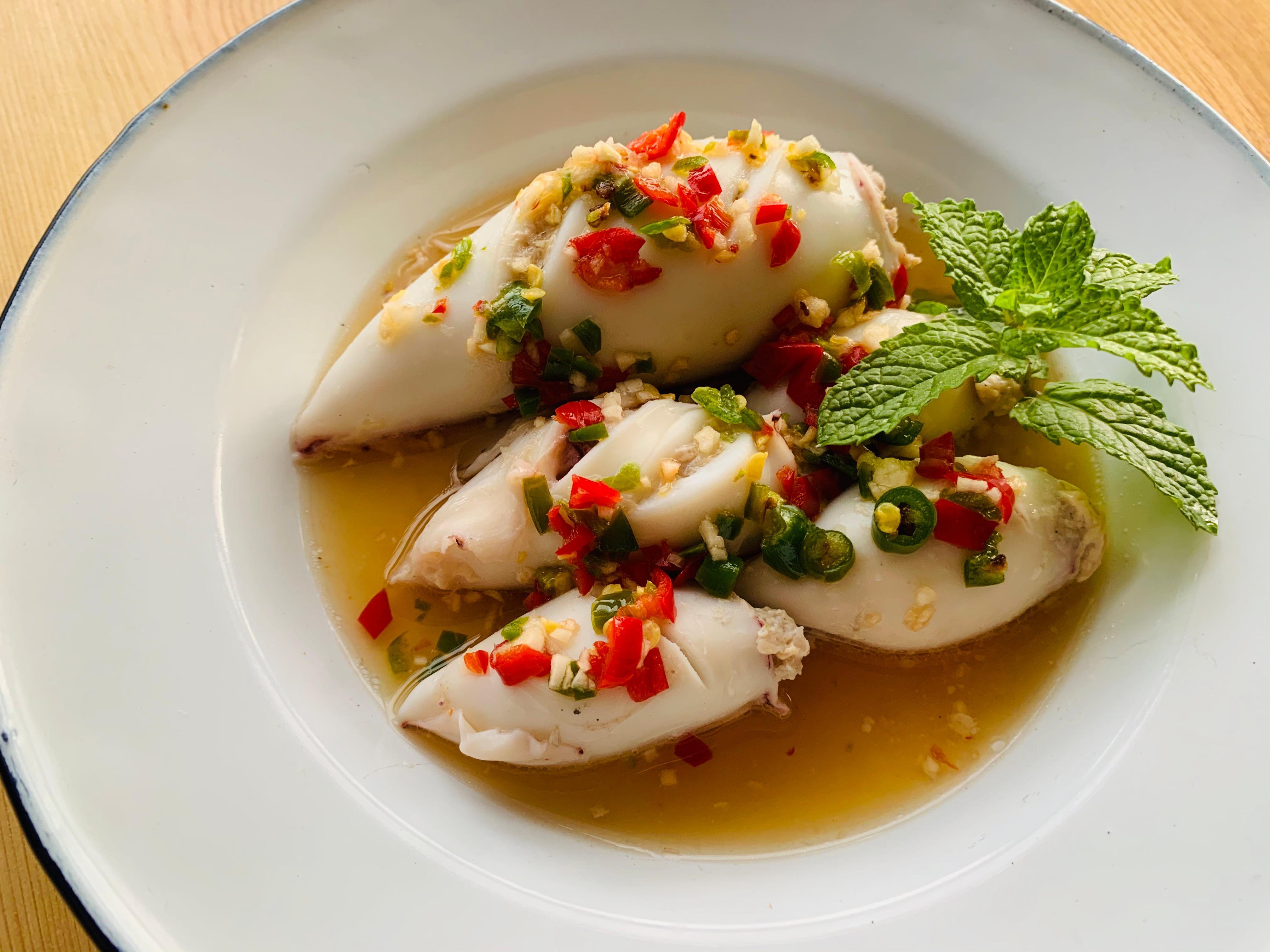 ゲーンキャオワーン ヌア 牛肉のグリーンカレー プラッムック ヤッサイ ヌン マナオ イカの肉詰めレモンソース ソムタム トード 揚げ青パパイヤのサラダ 22年1月28日 開催 サラデーンキッチンタイ料理教室 東京都中野区 の22年1月レッスン情報