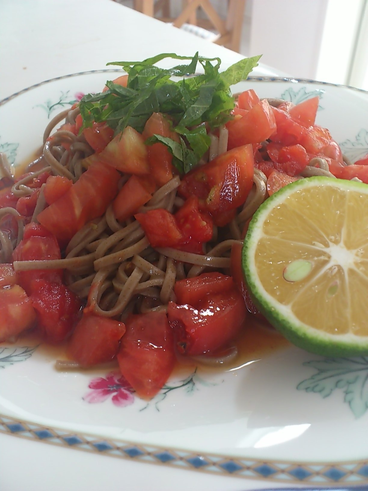 トマトとカボスのおそば オリーブオイル風味のレシピ 作り方 丹下 慶子 料理教室検索サイト クスパ