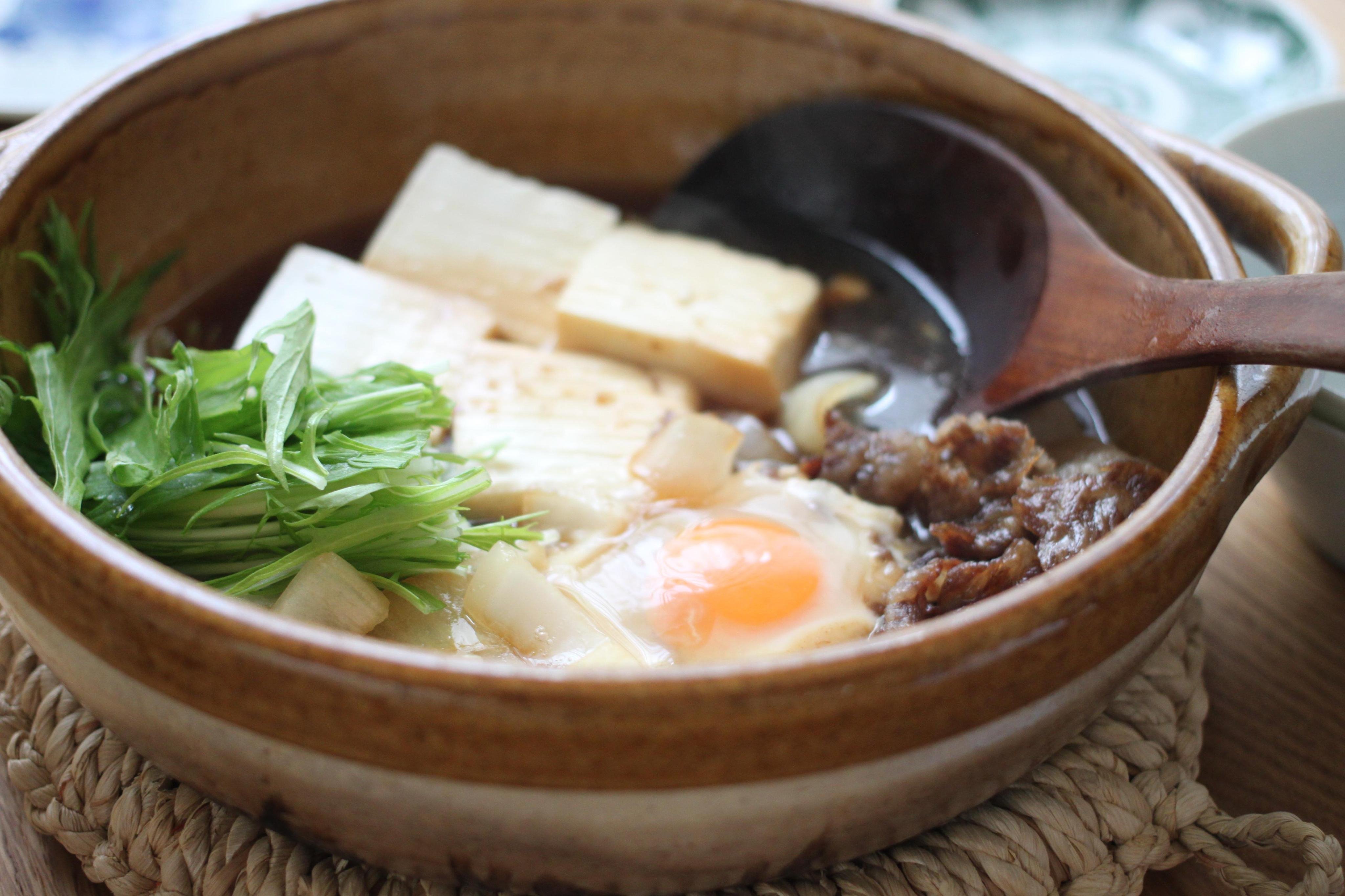 【お家で作れる】「新玉ねぎの肉豆腐」の作り方（佐藤 絵里子） - クスパ